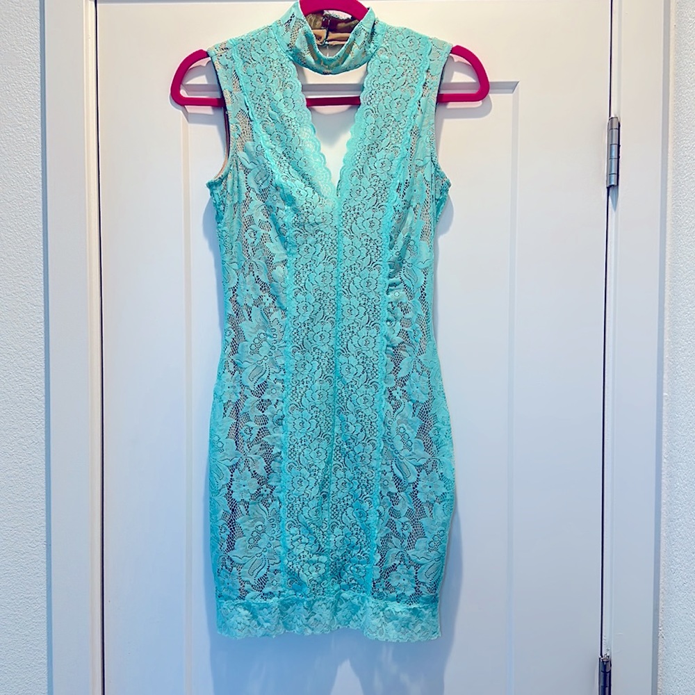 Bebe sleeveless lace mock neck v-neck dress
